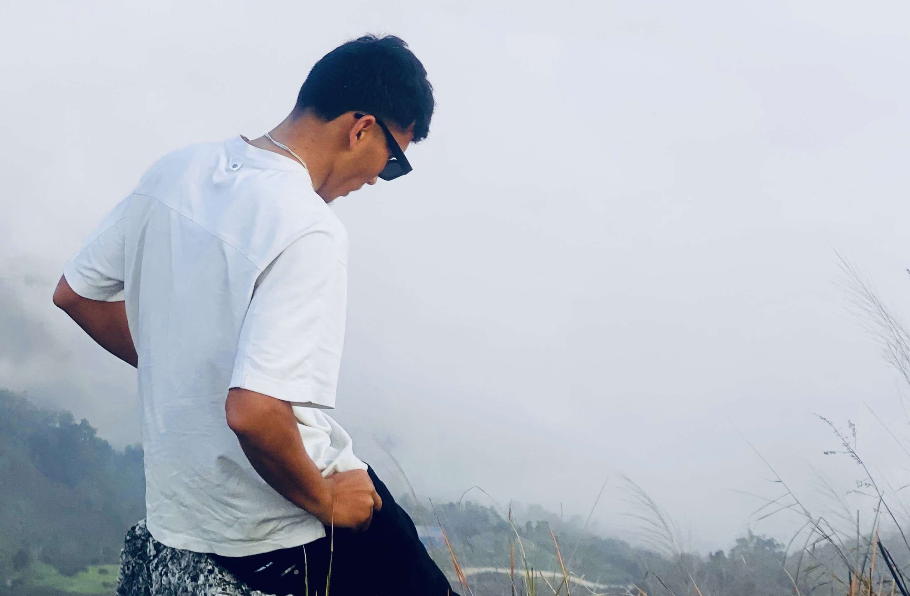 Raja Shahi standing above the morning sea of clouds at Manungkot, Tanahun